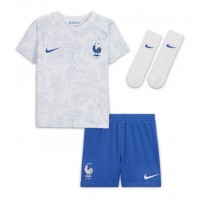 Frankreich Benjamin Pavard #2 Auswärts Trikotsatz Kinder WM 2022 Kurzarm (+ Kurze Hosen)